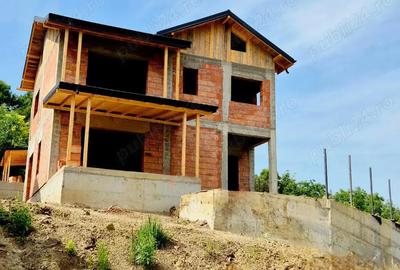 Casa individuala de vanzare la marginea padurii