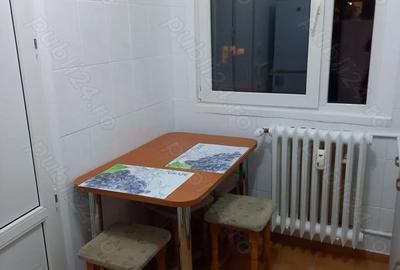 Apartament cu 3 camere semidecomandat în Berceni - 1
