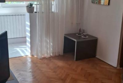 Apartament cu 3 camere semidecomandat în Sat Vacanță