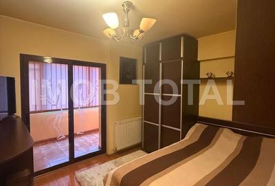 Apartament cu 4 camere decomandat, mobilat în Central