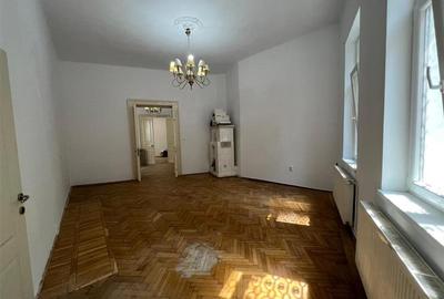 Casă cu 4 camere cu Canalizare în Central - 2