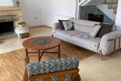 Casa de inchiriat -   5 camere - Curte 300 mp posibilitate extindere 600mp curte - 10