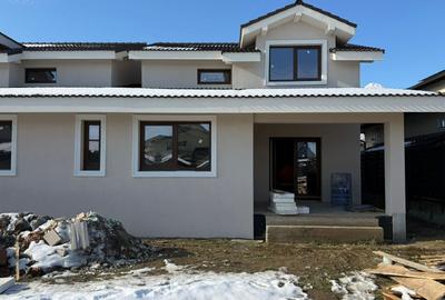 Duplex cu 4 camere cu Canalizare în Moșnița Nouă - 1