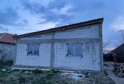 Casă cu 2 camere cu Teren 640 Mp în Hodoni - 1