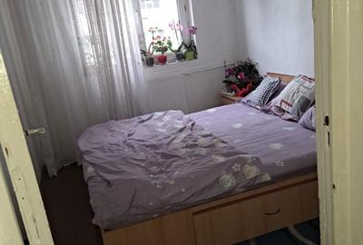 Apartament cu 3 camere semidecomandat în Craiovița Nouă