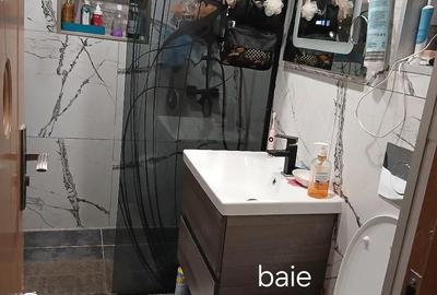 Apartament cu 3 camere semidecomandat în Micro 4