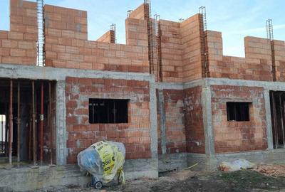 Casă cu 4 camere cu Teren 250 Mp în Moșnița Nouă - 1