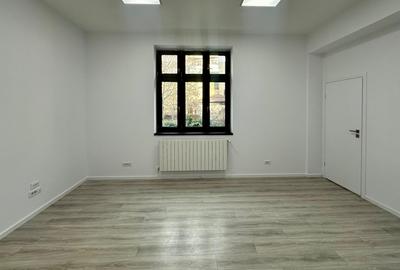 Birou, de 100 mp, în P-ța Victoriei - 3