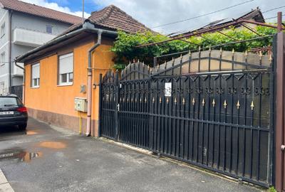 Casa individuala, in cartierul Lazaret cu bucatarie de vara,terasa si acces auto