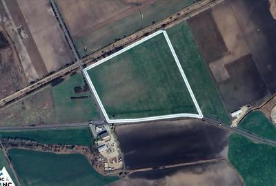 Teren cu front stradal de 432 m la E68 la 3 km de autostrada - 1