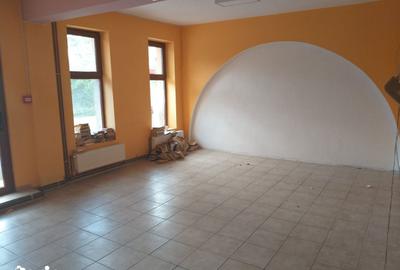 Spațiu comercial, de 700 mp, în Central - 8