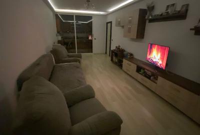 Apartament cu 3 camere decomandat în 13 Decembrie