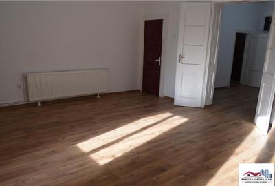 Spatiu Comercial de Inchiriat in Zona Centrala - 1