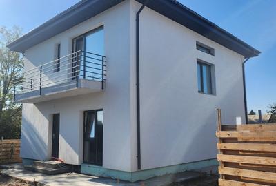 Casă individuală cu 4 camere în Tunari