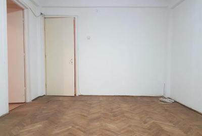 Apartament trei camere, nemobilat, etaj 2, CT, gresie, 9 Mai - 15