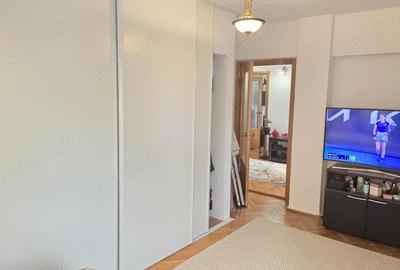 Apartament cu 3 camere decomandat în 22 Decembrie - 2