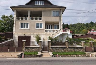 Casă cu 5 camere cu Teren 8620 Mp în Pipirig - 1