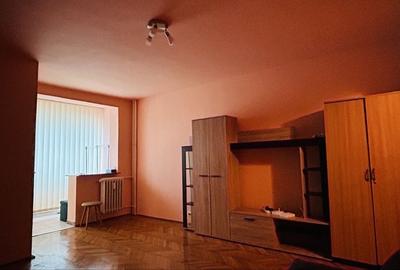 Garsonieră semidecomandată, mobilată în P-ța Muncii - 1