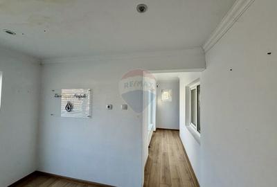 Spațiu comercial, de 100 mp, în Central - 4