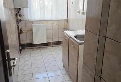 Vand apartament cu 3 camere semidecomandat ,etaj 1 - 4