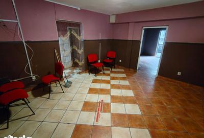 Spațiu comercial, de 90 mp, în Central - 3