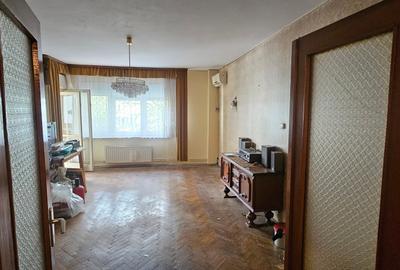 Apartament cu 4 camere decomandat în Kiseleff