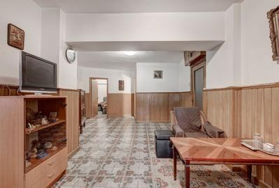 Apartament cu 4 camere semidecomandat, mobilat în P-ța Universității - 24