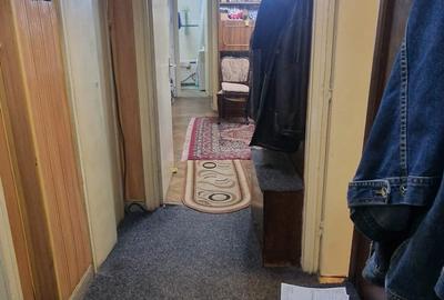 Apartament cu 3 camere semidecomandat în Pajura