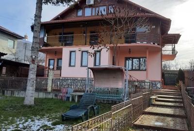 Casă individuală cu 7 camere în Piața Centrală