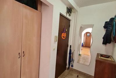 Apartament cu 2 camere semidecomandat, mobilat în Central