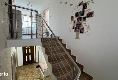 Casă cu 7 camere cu Teren 1080 Mp în Sânmartin