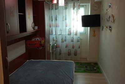 Inchiriez apartament 3 camere - 6
