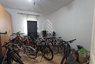 Casa la curte comuna, necesita renovare, situata in zona Dambovita.