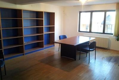 Apartament cu 4 camere semidecomandat în 1 Mai