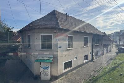 Casa cu 4 camere, situata in centrul ora?ului Casa cu 4 camere, situata in centrul ora?ului - 2