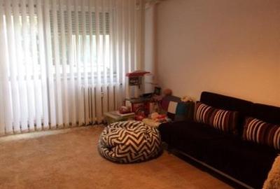 Apartament cu 3 camere semidecomandat, mobilat în Central