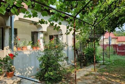 Casă cu 8 camere cu Teren 1038 Mp în Central