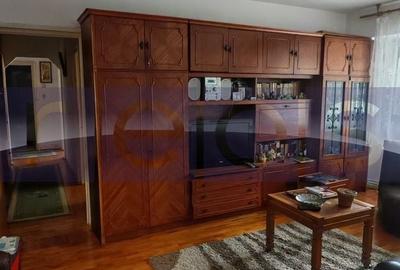 Apartament cu 4 camere semidecomandat în Tineretului