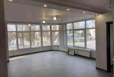 Spațiu comercial, în Central - 4