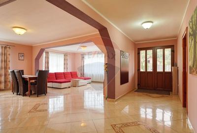 Vila cu potential in Zarnesti - 10 camere, curte mare - 20