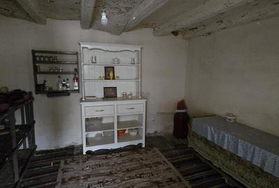 Casă individuală cu 7 camere cu Teren 4500 Mp în Hotarele - 18