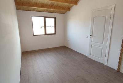 Casă cu 2 camere decomandat în Ruși - 1