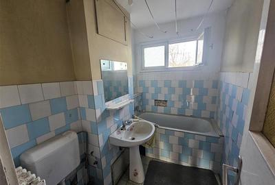 Apartament cu 3 camere semidecomandat în Micro I - 23