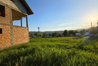 Casă cu 4 camere cu Teren 1600 Mp în Dăești - 1