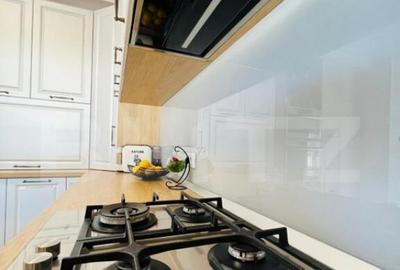 Apartament cu 3 camere decomandat în Tractorul