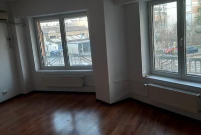 Apartament cu 2 camere semidecomandat în Calea Călărașilor
