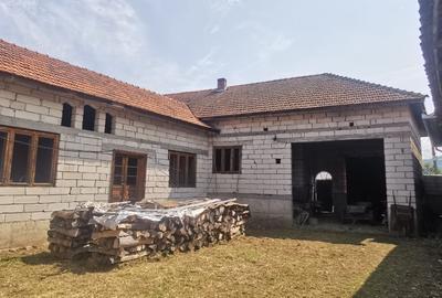 Casă cu 4 camere în Poienii de Jos - 1