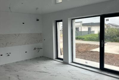 Casă cu 3 camere cu Teren 220 Mp în Central - 1