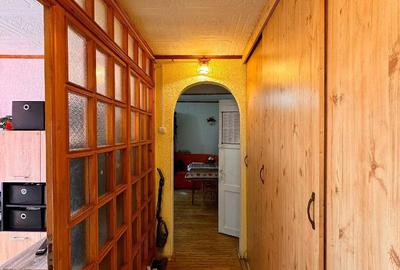 Apartament cu 3 camere semidecomandat în Gojdu