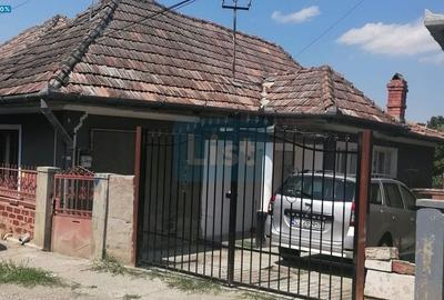 Casă cu 2 camere cu Canalizare în Central